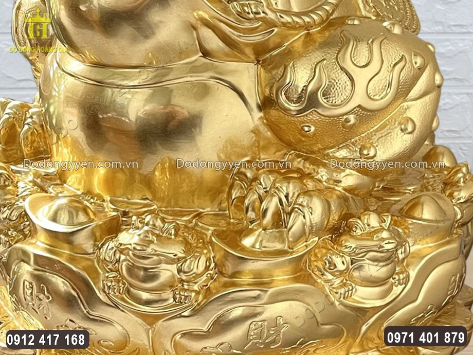 Toàn bộ bề mặt vật phẩm được mạ vàng 24K sang trọng